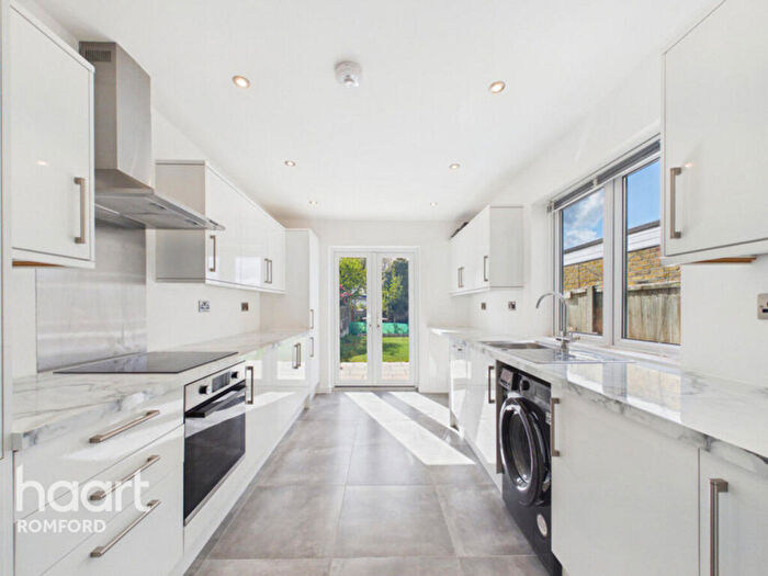5 Bedroom Semi-Detached House To Rent In Kings Road, Romford, RM1