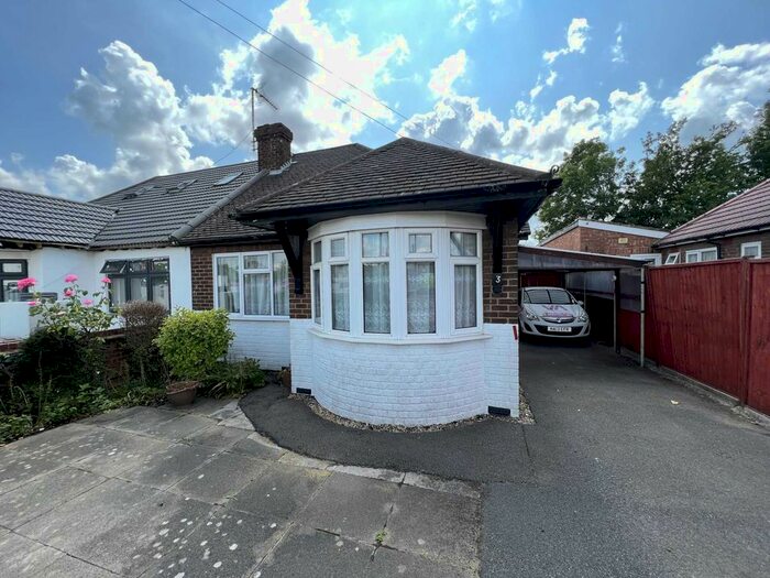 2 Bedroom Semi-Detached Bungalow To Rent In Park Avenue, Luton, LU3