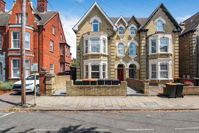 2 Bedroom Flat For Sale In Chaucer Road, Bedford, MK40