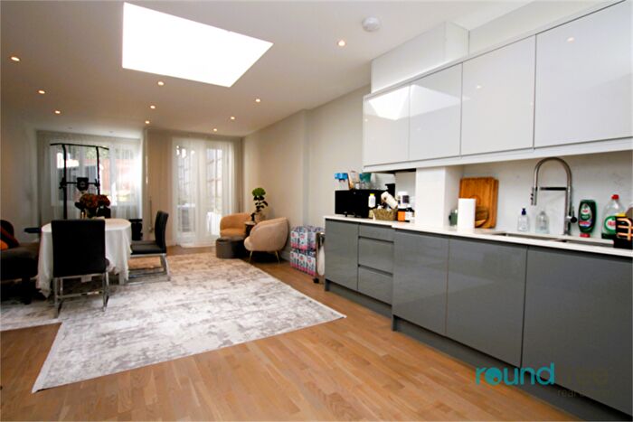 4 Bedroom Flat To Rent In St. Marys Crescent, Hendon, NW4