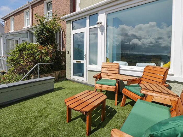 2 Bedroom Semi-Detached House To Rent In Pendre Road, Penrhynside, LL30