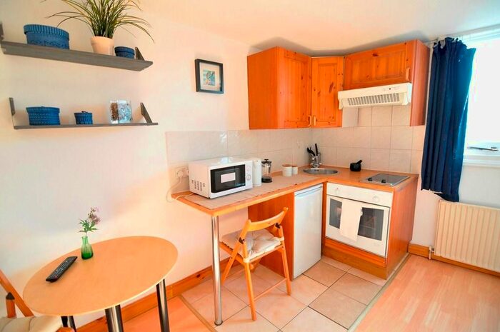 Studio To Rent In West Cromwell Road, Earls Court, London, SW5