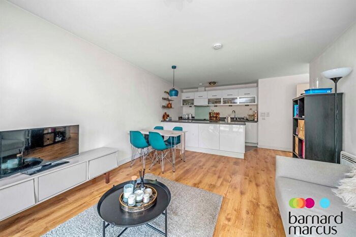 2 Bedroom Flat For Sale In Friern Barnet Road, London, N11