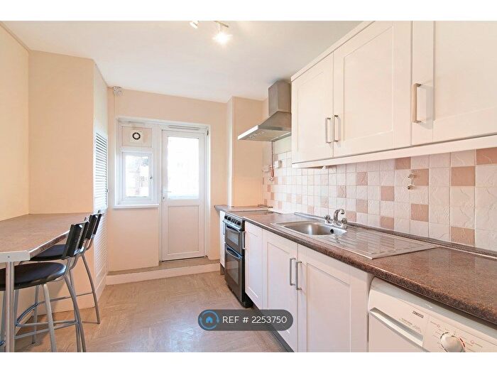 3 Bedroom Flat To Rent In Perth Court, London, SE5