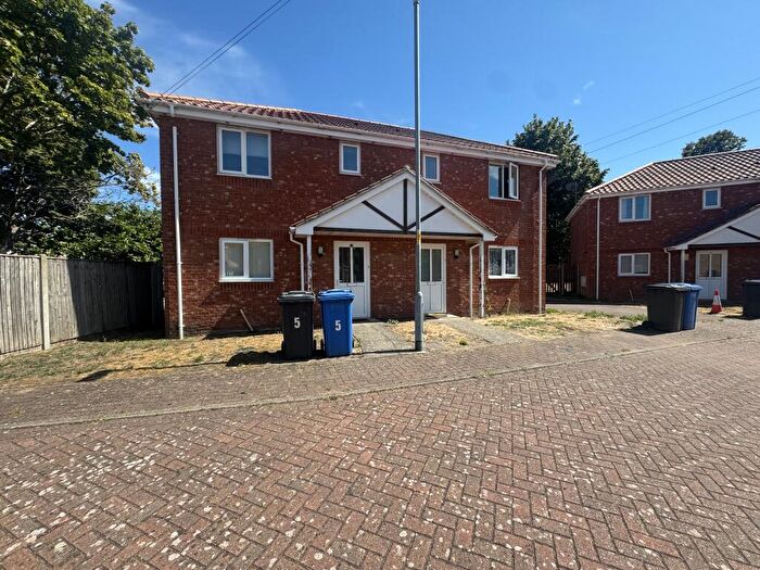 3 Bedroom Semi Detached House To Rent In Filby Close, Norwich, NR5