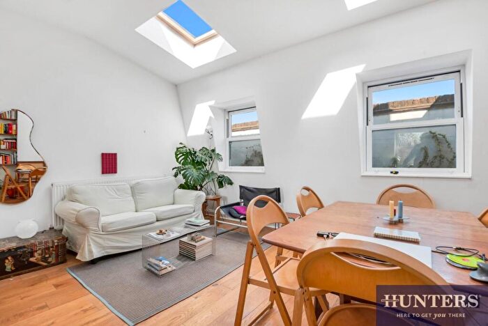 2 Bedroom Flat To Rent In Newington Green Road, London, N1