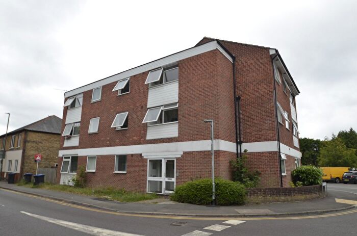 3 Bedroom Flat To Rent In Englefield Green, Egham, TW20