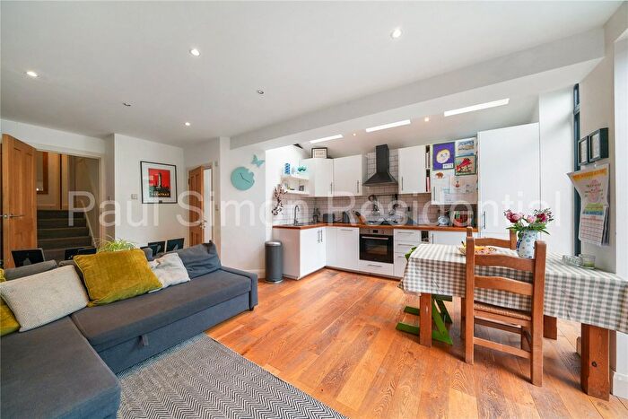 2 Bedroom Flat For Sale In Umfreville Road, London, N4