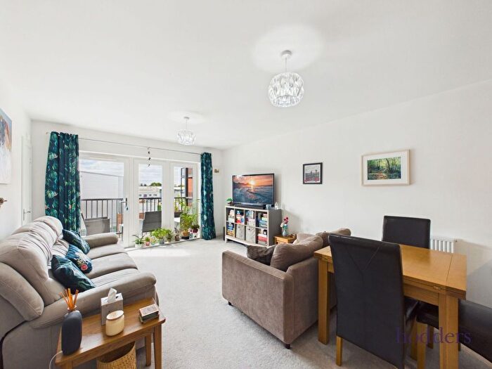 2 Bedroom Flat For Sale In Highwayman Grove, Chertsey, Surrey, KT16