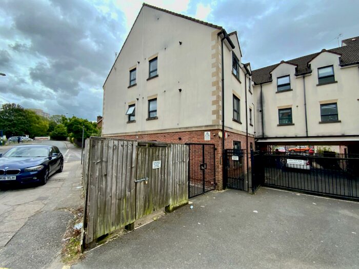 2 Bedroom Flat To Rent In Ducie Road, Lawrence Hill, Bristol, BS5