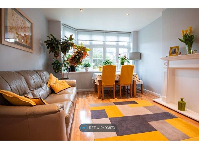 2 Bedroom Maisonette To Rent In Bicknoller Road, Enfield, EN1