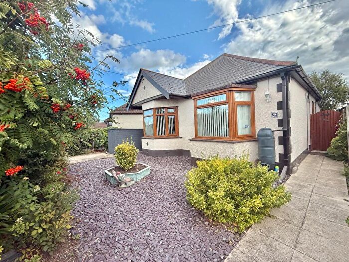 2 Bedroom Bungalow For Sale In The Driveway, Canvey Island, SS8