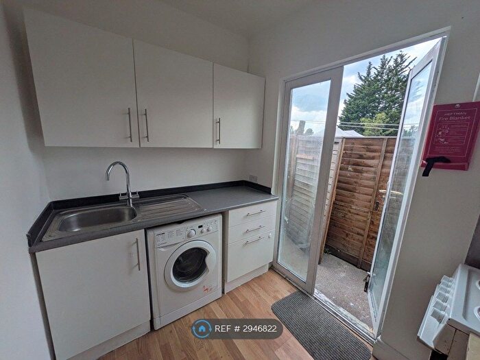 Studio To Rent In Green Lanes, London, N13