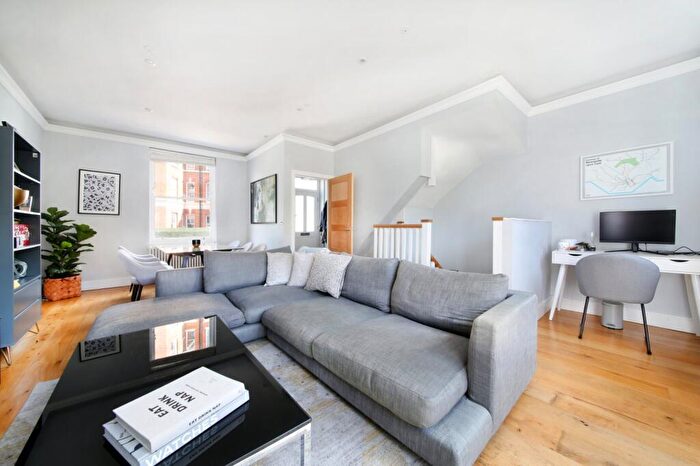 3 Bedroom Terraced House For Sale In Battersea Bridge Road, Battersea Park, SW11