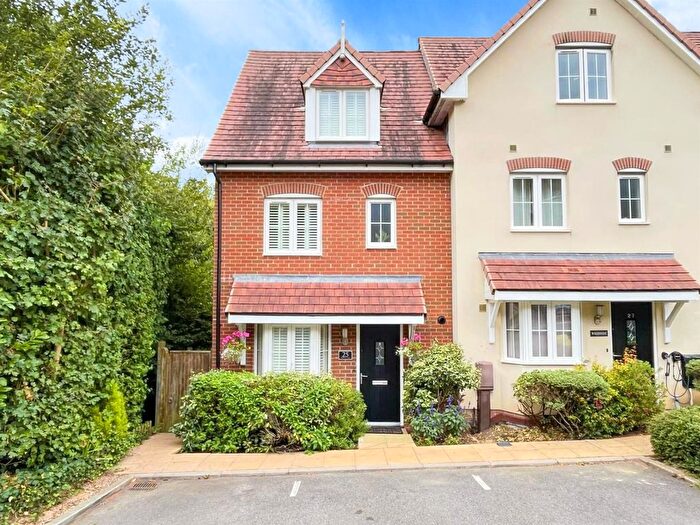 4 Bedroom End Of Terrace House For Sale In Treetops Way, Heathfield, TN21