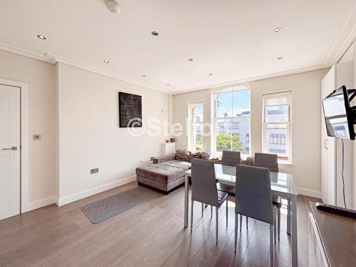 3 Bedroom Apartment To Rent In Holloway Road, London, N7