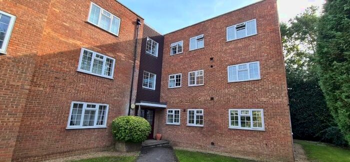 2 Bedroom Flat To Rent In Colne Drive, Walton-On-Thames, KT12