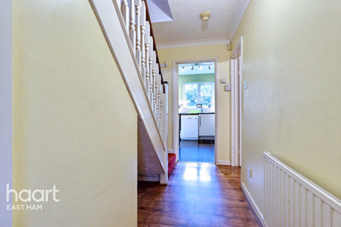 4 Bedroom Semi-Detached House For Sale In Redstart Close, London, E6