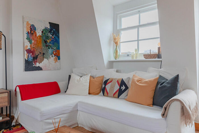 2 Bedroom Apartment To Rent In Barnsbury Street, London, N1