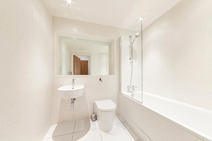 1 Bedroom Apartment To Rent In Lanterns Way, London, E14