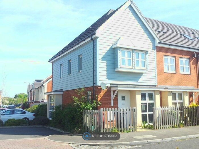 2 Bedroom Semi-Detached House To Rent In Eltham Avenue, Slough, SL1