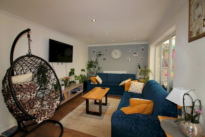 3 Bedroom Semi-Detached House To Rent In Linton Close, Mansfield NG18