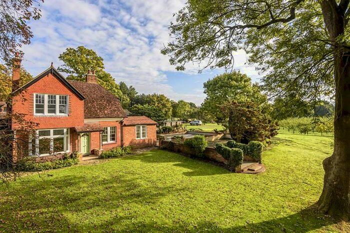 3 Bedroom Cottage To Rent In Chertsey Road, Chobham, GU24