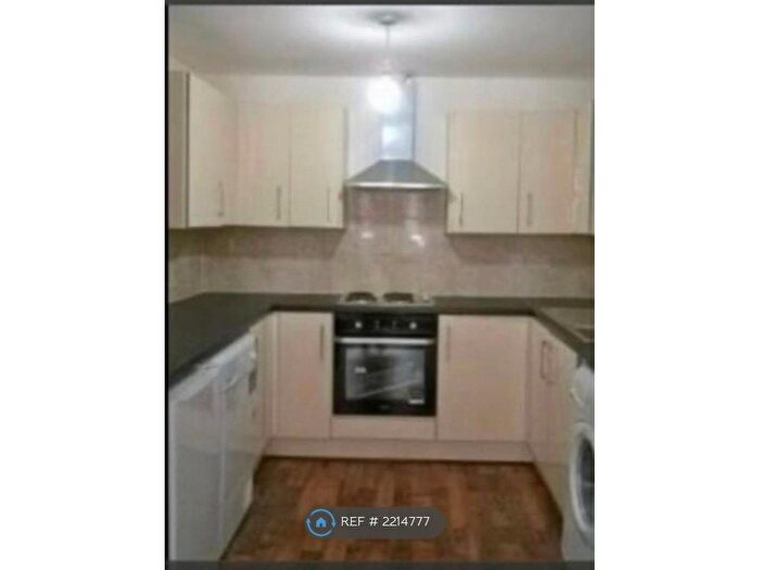 3 Bedroom Flat To Rent In Battenbarg Road, Bolton, BL1