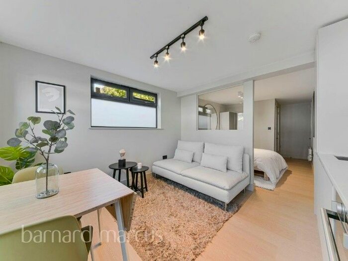 Studio To Rent In Woodside Green, Woodside, Croydon, SE25