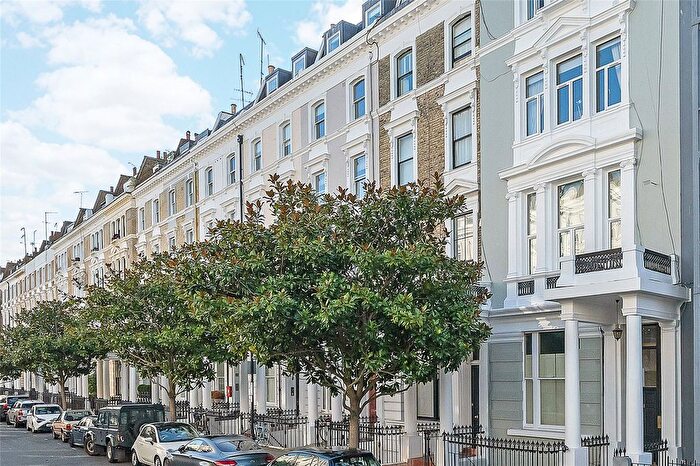 2 Bedroom Flat For Sale In Arundel Gardens, London, W11