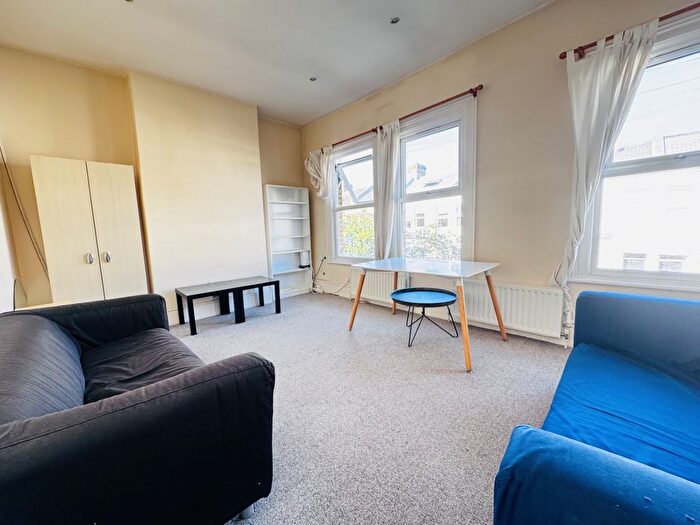 2 Bedroom Flat To Rent In Solon Road, London, SW2