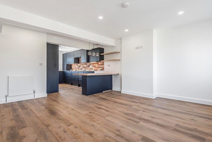 2 Bedroom Maisonette To Rent In Southcote Parade, Reading, RG30