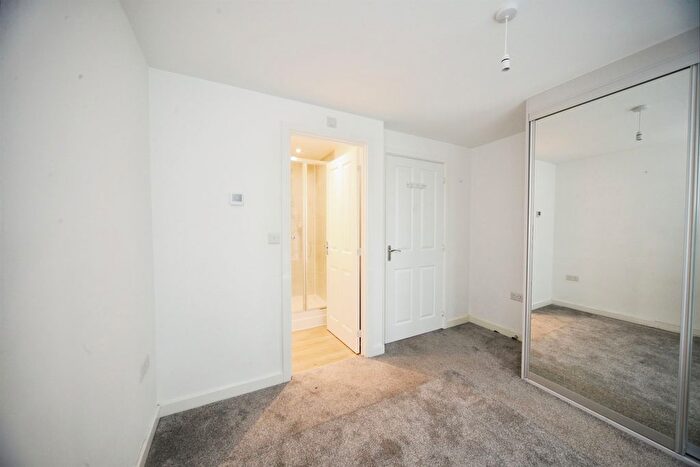 2 Bedroom Flat For Sale In Tilling Green, Dunstable, LU5