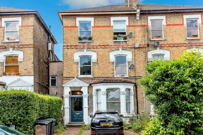3 Bedroom Flat To Rent In Middle Lane, N8