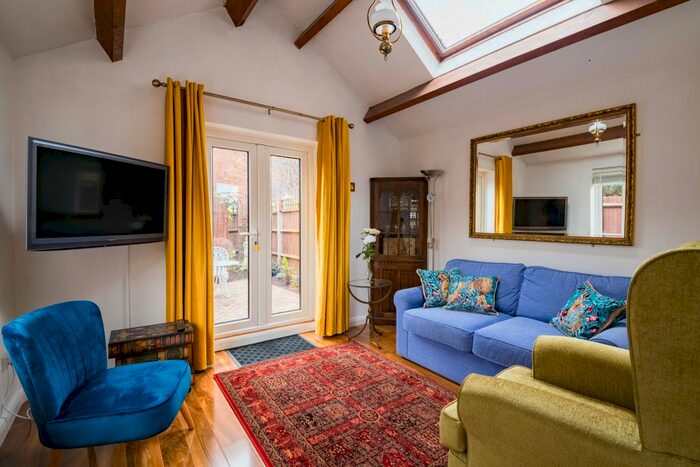 1 Bedroom Detached House To Rent In Cromwell Close, London, W3