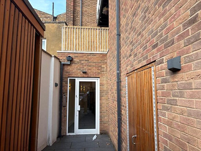 3 Bedroom Flat To Rent In St Mary's Road London, N8
