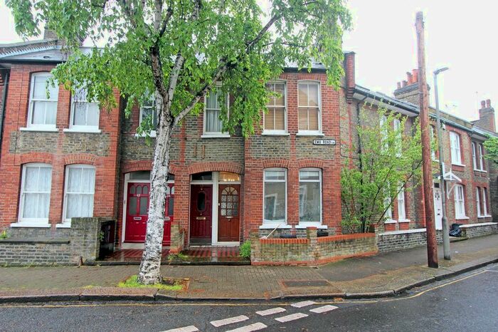 2 Bedroom Flat To Rent In Emu Road, Battersea, London, SW8