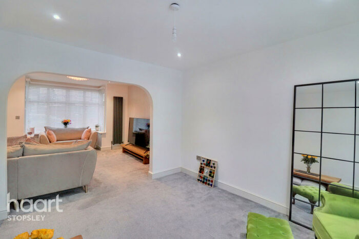 3 Bedroom Semi-Detached House For Sale In Norfolk Road, Luton, LU2