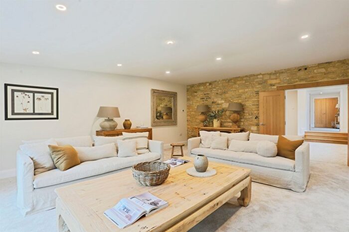 4 Bedroom Link Detached House For Sale In Willowside Grange, Withington, Cheltenham, GL54