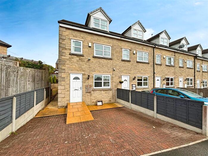3 Bedroom Town House For Sale In Huddersfield Road, Bradford, BD6