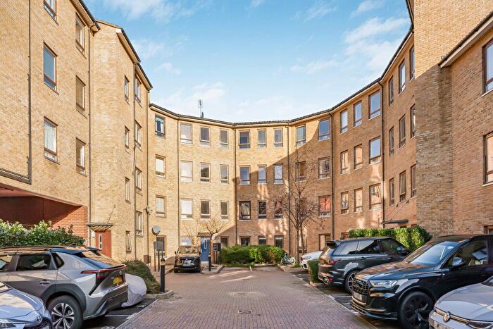 2 Bedroom Apartment For Sale In Brabazon Street, London, E14