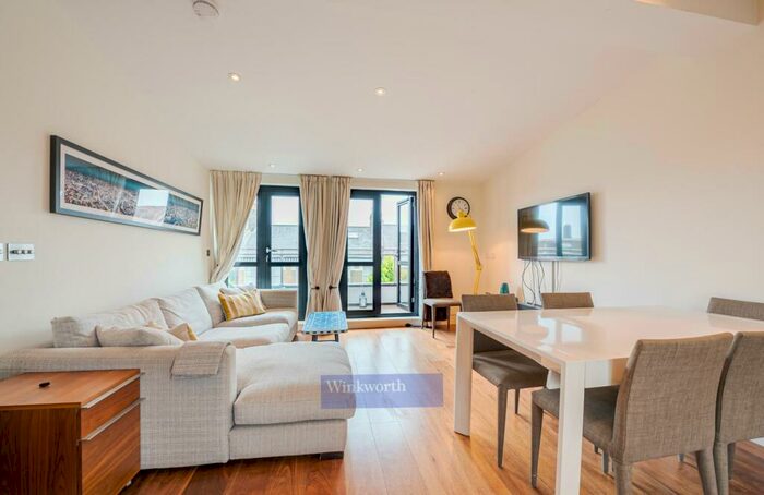 2 Bedroom Flat To Rent In Beauchamp Road, SW11