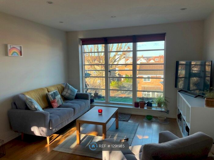 2 Bedroom Flat To Rent In Mayfield House, London SW17