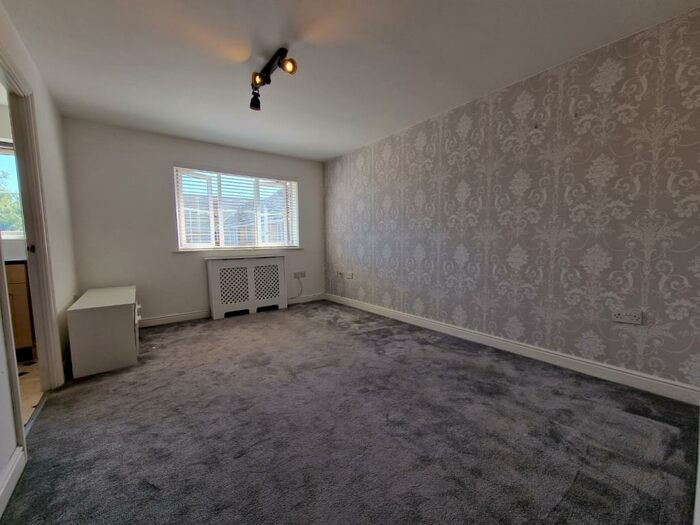 1 Bedroom Apartment To Rent In Windmill Hill, Cricklewood, NW2