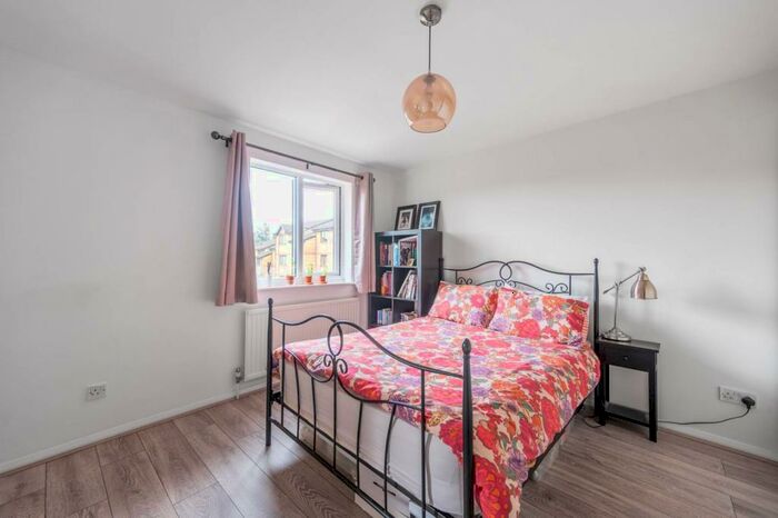 2 Bedroom Flat To Rent In Cornmow Drive, Dollis Hill, London, NW10