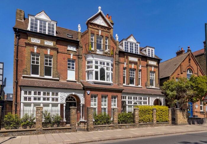 2 Bedroom Flat To Rent In The Green, Twickenham, TW2