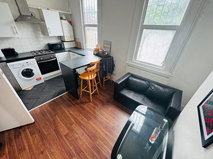 3 Bedroom Flat To Rent In Upper Tooting Road, London, SW17