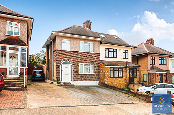 3 Bedroom Semi Detached House For Sale In Ravenswood Close, Romford, RM5