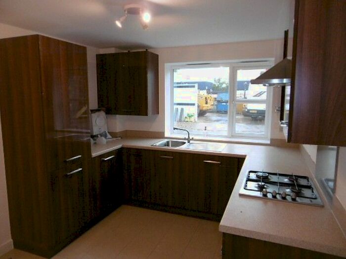 4 Bedroom Semi-Detached House To Rent In Summer Crescent, Beeston, NG9