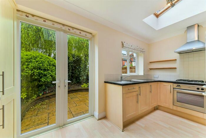 1 Bedroom Maisonette For Sale In Clifton Park Avenue, Raynes Park, SW20